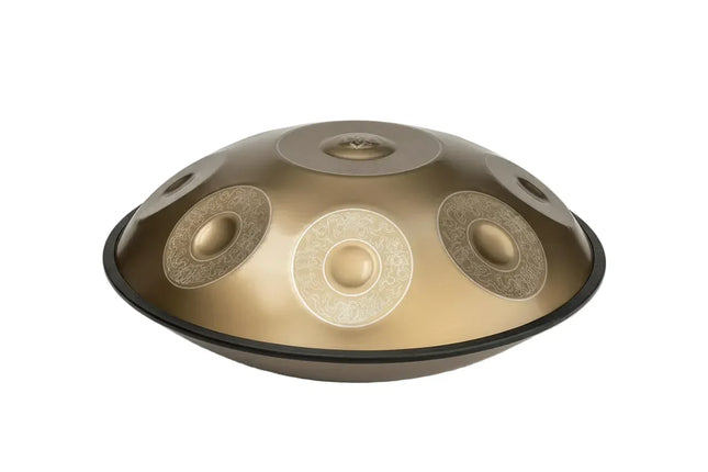 Handpan doré Sonora-Mundi avec motifs gravés, instrument de musique, fond blanc