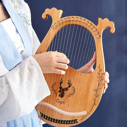 Personne en tenue traditionnelle jouant une lyre en bois décorée, Sonora-Mundi.