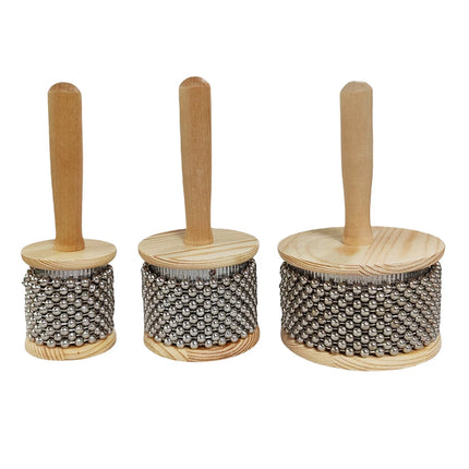 Trois cabasas en bois et métal Sonora-Mundi pour percussion, alignées sur fond blanc.