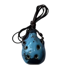 Ocarina bleue en céramique Sonora-Mundi avec cordon, fond noir