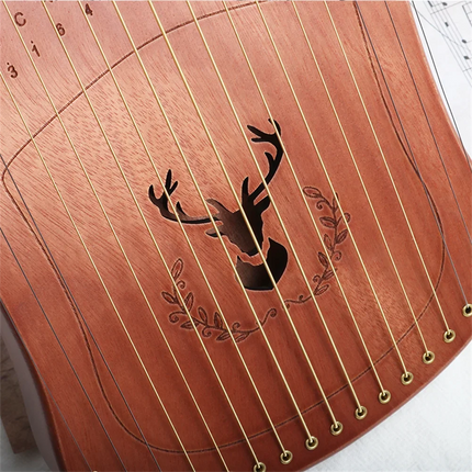 Détail d'une lyre en bois Sonora-Mundi avec sculpture de cerf et cordes dorées.