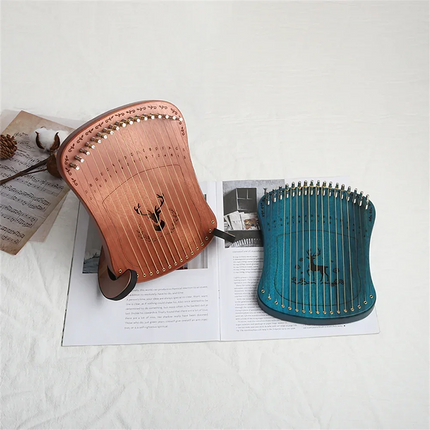 Deux lyres en bois, une marron et une bleue, posées sur un livre ouvert, Sonora-Mundi