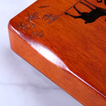 Coin en bois poli gravé avec motifs sur instrument, Sonora-Mundi, fond en marbre blanc