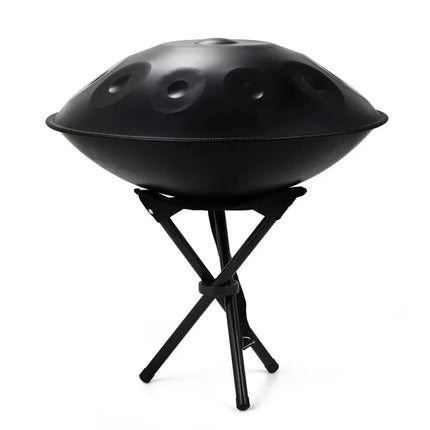Handpan noir Sonora-Mundi posé sur un trépied, instrument de musique moderne.