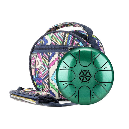 Tank drum vert Sonora-Mundi devant un sac à motifs ethniques colorés