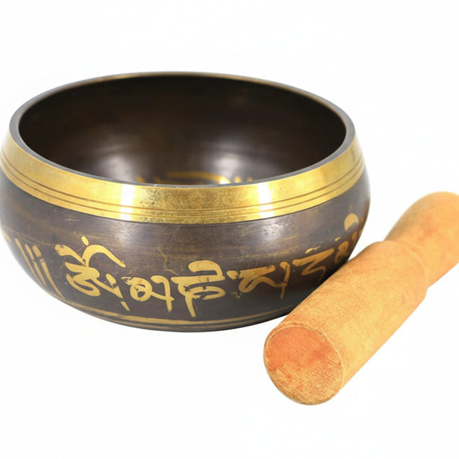 Bol chantant tibétain doré Sonora-Mundi avec maillet en bois, décor gravé, sur fond blanc