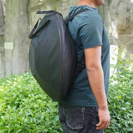 Homme portant un sac à dos noir rigide en extérieur, Sonora-Mundi, sac de voyage ergonomique