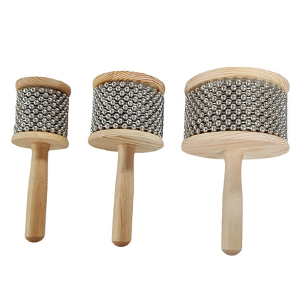 Trois cabasas en bois et métal, instruments de musique Sonora-Mundi, fond blanc.